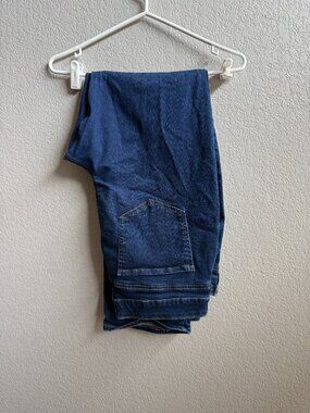 Lee Jeans Relaxed Fit, Straight leg, Mid rise.